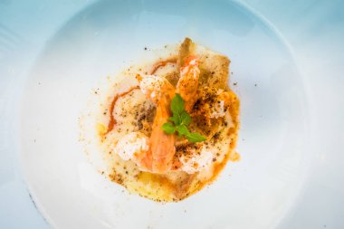 Beyaz bir tabak karides pişmiş