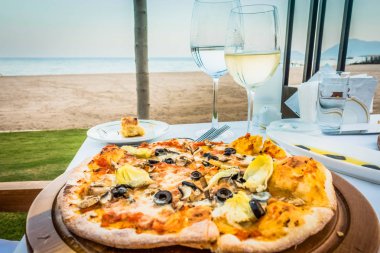 Pizza ve şarap. deniz tatili