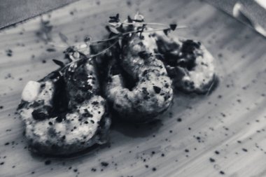 Mavi plaka üzerinde ızgara karides