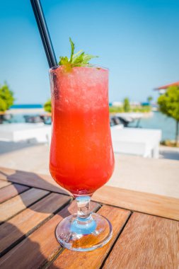 Tesiste güzel kokteyller