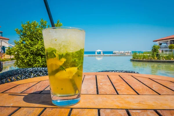 Cocktail Bar Sul Mare — Foto Stock