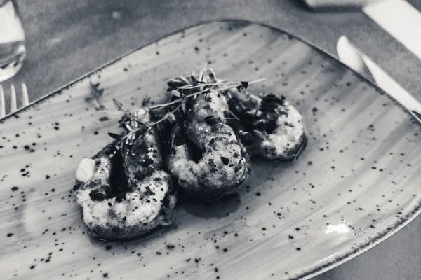 Grilled Shrimp Blue Plate — Stock Photo, Image