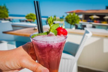 Deniz kenarındaki barda kokteyller.