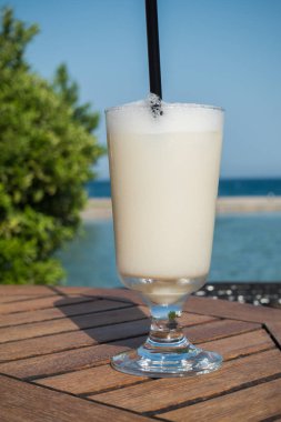 Deniz kenarındaki barda kokteyller.