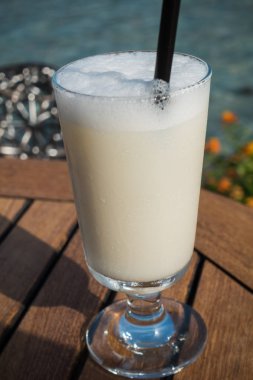 Deniz kenarındaki barda kokteyller.