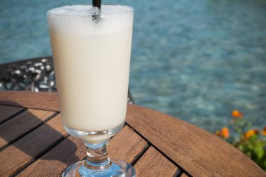 Deniz kenarındaki barda kokteyller.