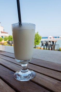 Deniz kenarındaki barda kokteyller.