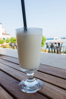 Deniz kenarındaki barda kokteyller.