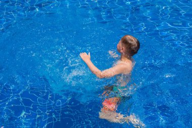 Çocuk havuza atladı.