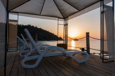 Deniz kenarında güzel gündoğumu