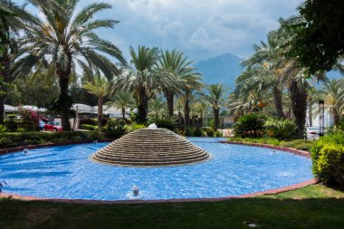 Güzel tatil beldesi. Yeşil ve çiçekler