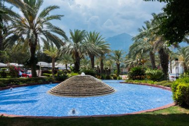 Güzel tatil beldesi. Yeşil ve çiçekler