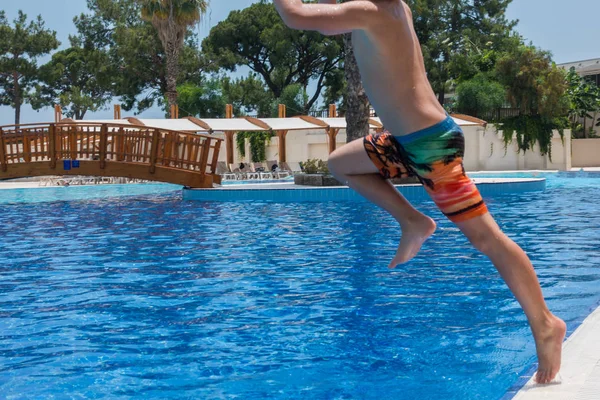 Ragazzo Salta Piscina — Foto Stock