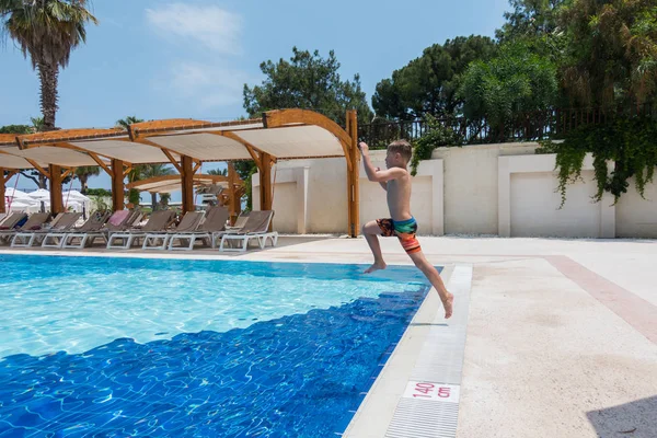 Çocuk havuza atladı.