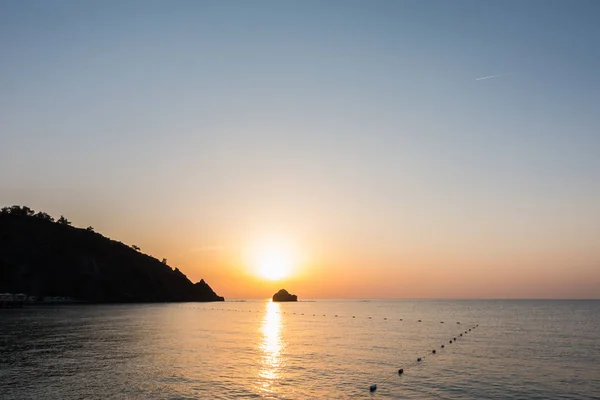 Vacker soluppgång vid havet — Stockfoto