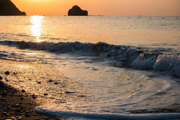 Deniz kenarında güzel gündoğumu