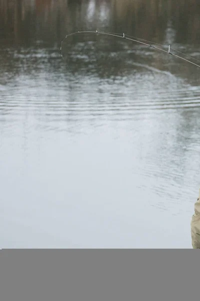 호수에서 송어를 낚는 모습 — 스톡 사진