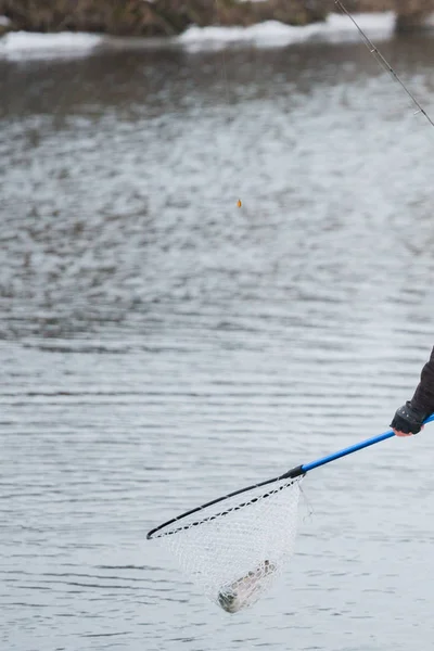 Pesca de truchas en el lago — Foto de Stock