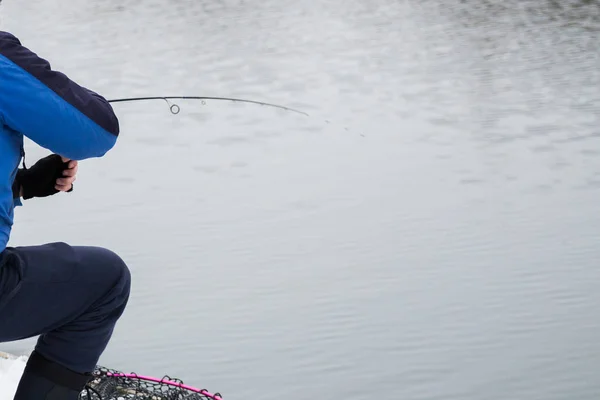 Pesca de truchas en el lago — Foto de Stock