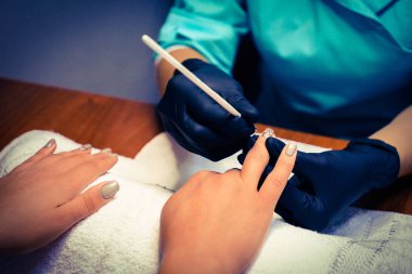 yordamlar için çivi kaplıca