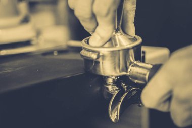 barmen bir kahve makinesi kahve hazırlar