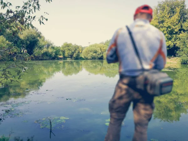 El pescador está pescando en el lago en verano — Foto de Stock