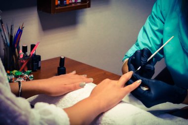 yordamlar için çivi kaplıca