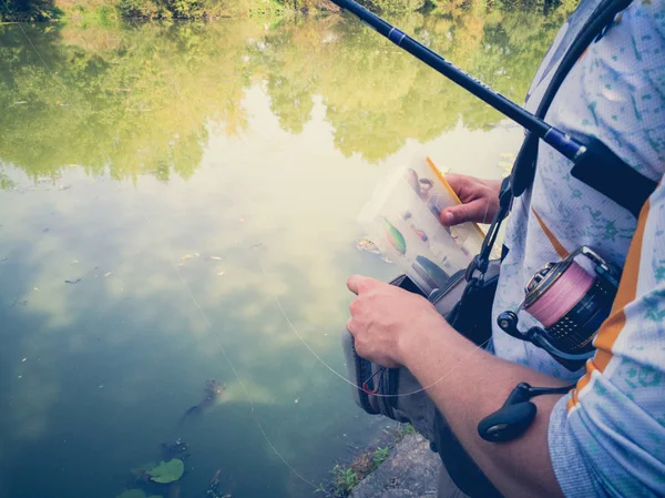 O pescador está pescando no lago no verão — Fotografia de Stock