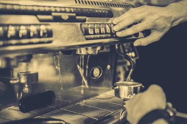 Barman Prepara Café Una Máquina Café —  Fotos de Stock