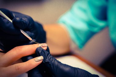 yordamlar için çivi kaplıca