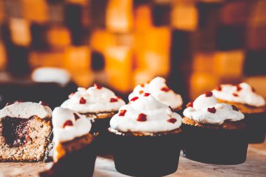 bir tepsi üzerinde pek çok güzel pastalar