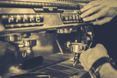 barmen bir kahve makinesi kahve hazırlar