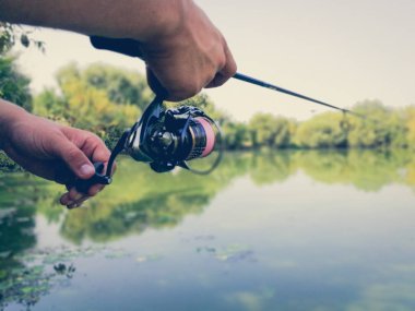 Genç balık adam. bokeh, arka plan bulanık