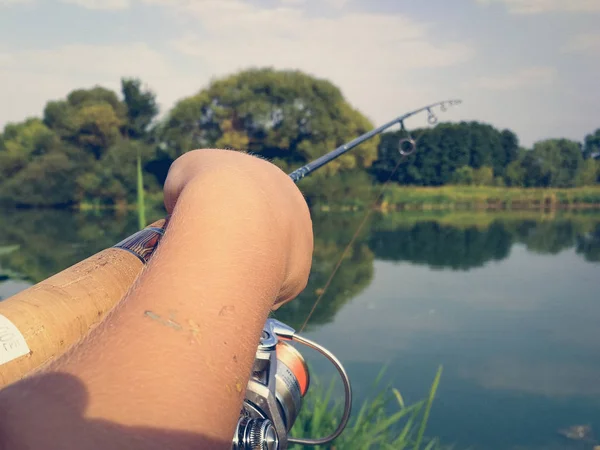Il ragazzo sta pescando — Foto Stock