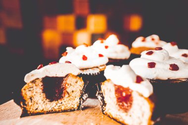 bir tepsi üzerinde pek çok güzel pastalar