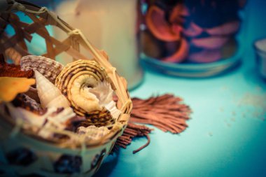 Arka plan spa kabukları mum ve tuz konu üzerinde