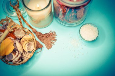Arka plan spa kabukları mum ve tuz konu üzerinde