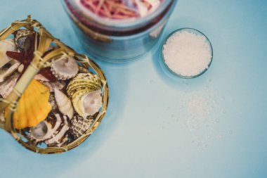 Arka plan spa kabukları mum ve tuz konu üzerinde