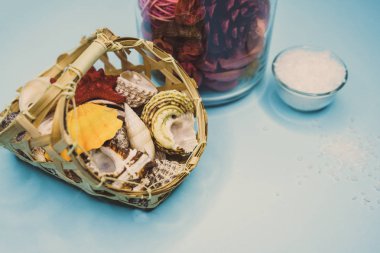 Arka plan spa kabukları mum ve tuz konu üzerinde