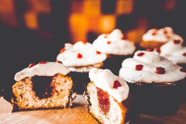 bir tepsi üzerinde pek çok güzel pastalar