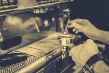 barmen bir kahve makinesi kahve hazırlar