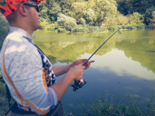 El pescador está pescando en el lago en verano — Foto de Stock