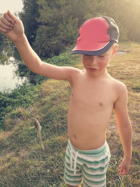 这个男孩在钓鱼。 — 图库照片