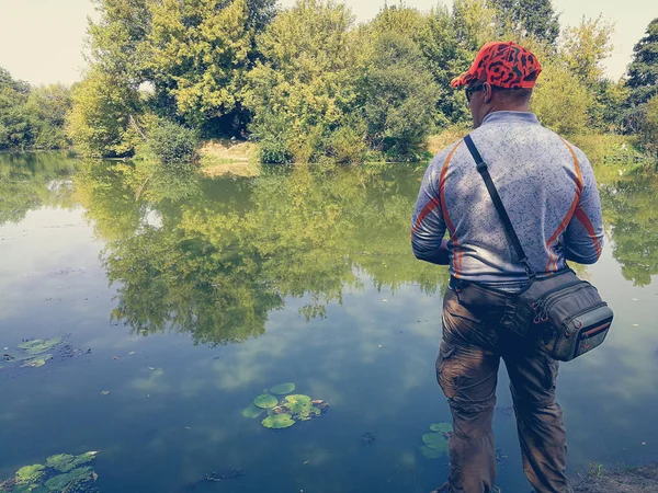 Mladý muž rybolov. bokeh rozostřeného pozadí — Stock fotografie