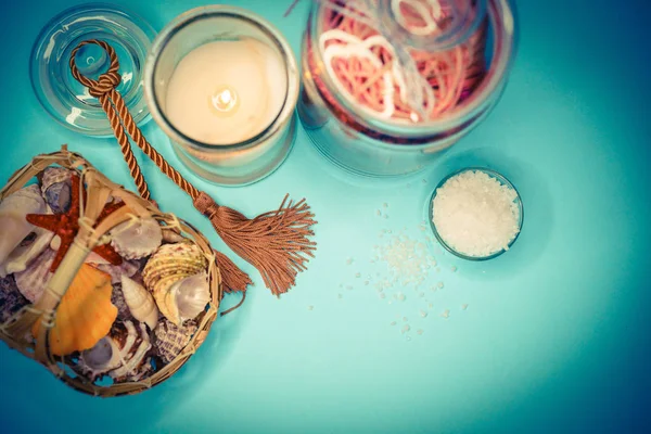 Arka plan spa kabukları mum ve tuz konu üzerinde
