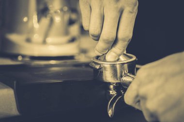 barmen bir kahve makinesi kahve hazırlar