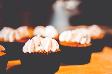 Taze kahve ve kekler