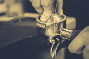 barmen bir kahve makinesi kahve hazırlar