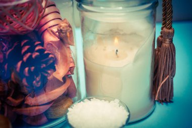 Arka plan spa kabukları mum ve tuz konu üzerinde