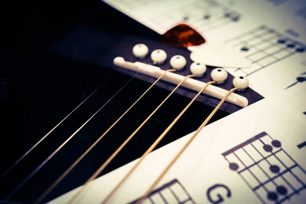Акустическая гитара — стоковое фото
